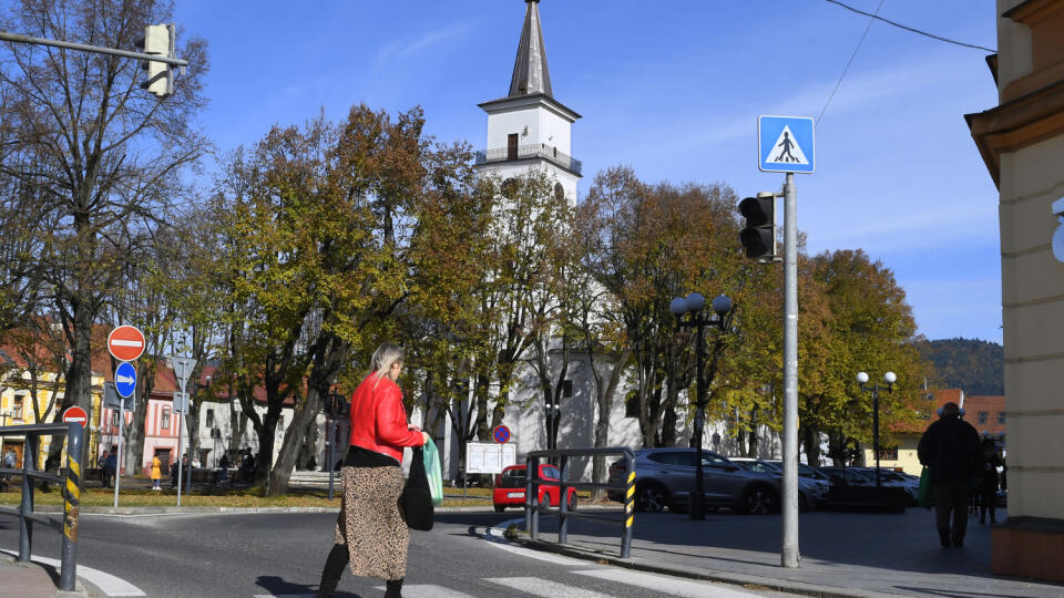 Od pondelka 18. októbra je podľa COVID automatu v čiernej farbe päť okresov. Medzi čierne okresy, ktoré zodpovedajú tretiemu stupňu ohrozenia, sú zaradené okresy Bardejov, Čadca, Kysucké Nové Mesto, Stará Ľubovňa a okres Svidník. V čiernych okresoch sú podmienky najprísnejšie. Zakázané sú svadby, oslavy či večierky a podujatia v prevádzkach verejného stravovania. Zatvorené zostanú aj fitness centrá, wellness, akvaparky i prírodné a liečivé kúpele. V samotnom meste Stará Ľubovňa ľudia na verejný
