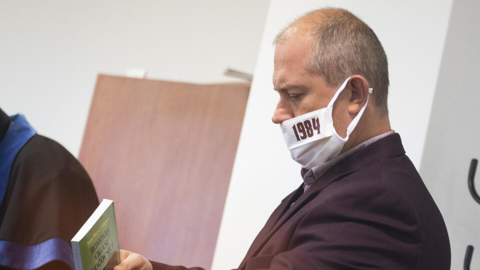Hlavné pojednávanie s predsedom ĽSNS Marianom K. na Špecializovanom trestnom súde v Pezinku