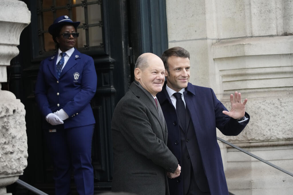 Francúzsky prezident Emmanuel Macron (vpravo) víta nemeckého kancelára Olafa Scholza pred ceremoniálom k 60. výročiu podpisu Elyzejskej zmluvy o nemecko-francúzskej spolupráci 22. januára 2023 v Paríži.