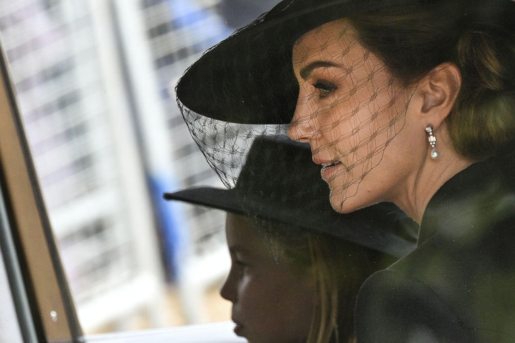 Kate na pohrebe s dcérou Charlotte.