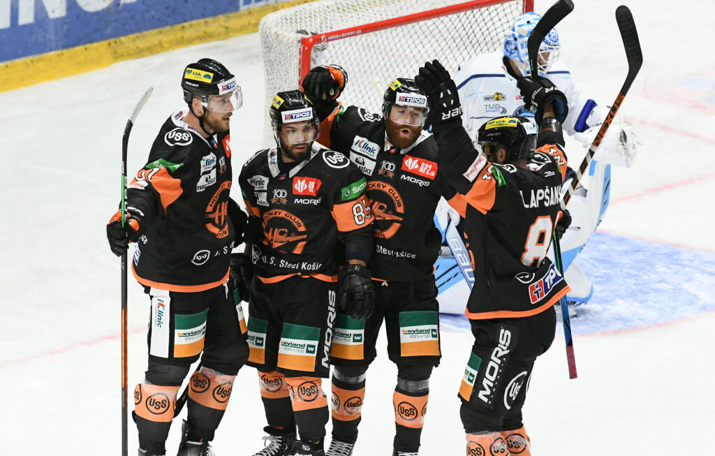 Na snímke radosť hráčov Košíc po úvodnom góle v zápase 1. kola hokejovej Tipos extraligy medzi HK Nitra a HC Košice 24. septembra 2021 v Nitre. FOTO TASR - Henrich Mišovič