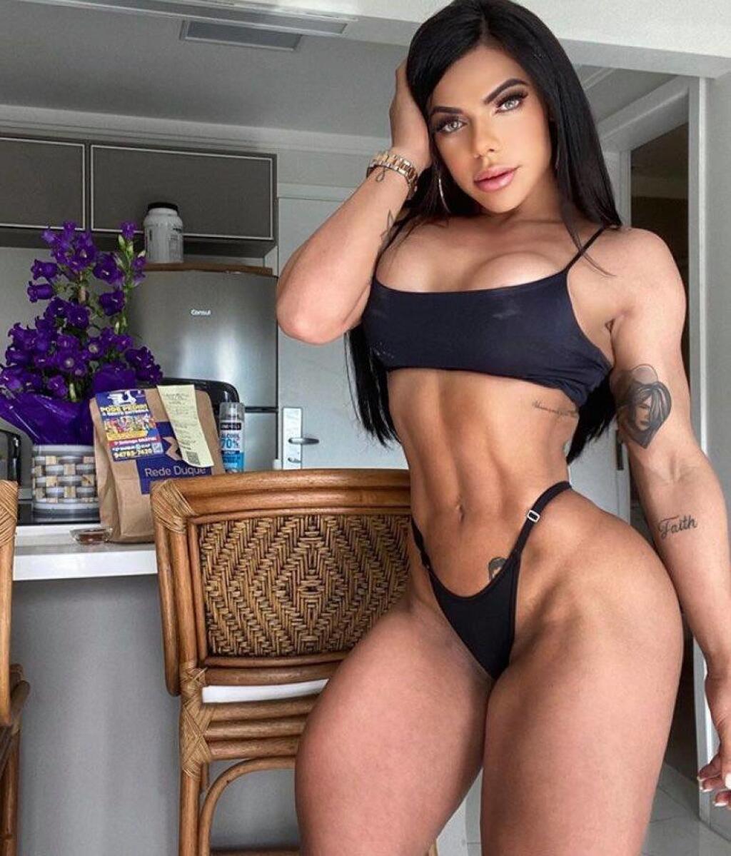Suzy si svojim vyšportovaným telom zaslúžila v roku 2019 titul Miss BumBum. Na sebe stále maká a chlapov na instagrame svojimi vnadami dráždi. Často odkryje aj viac, než treba.