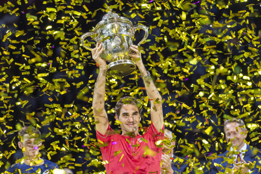 EBE 26 Bazilej - Švajčiarsky tenista Roger Federer vybojoval rekordný 10. titul na turnaji ATP vo svojom rodnom Bazileji. Vo finále zdolal Austrálčana Alexa de Minaura hladko v dvoch setoch 6:2 a 6:2 v nedeľu 27. októbra 2019. FOTO TASR/AP
Switzerland's Roger Federer cheers after winning his tenth title at the Swiss Indoors tennis tournament at the St. Jakobshalle in Basel, Switzerland, on Sunday Oct. 27, 2019. (Georgios Kefalas/Keystone via AP)