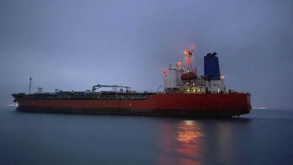 EBE 3 Bandar Abbas - Na snímke juhokórejský ropný tanker MT Hankuk Chemi opúšťa prístav v iránskom Bandar Abbase v piatok 9. apríla 2021. Irán prepustil tanker plaviaci sa pod juhokórejskou vlajkou, ktorý zadržali v januári jeho Revolučné gardy v Perzskom zálive. Iránske revolučné gardy zadržali tanker 4. januára, pretože podľa nich z neho unikala ropa. Členov posádky prepustili vo februári. Na palube tankera bolo 20 členov posádky a plavil sa zo Saudskej Arábie do Spojených arabských emirátov (