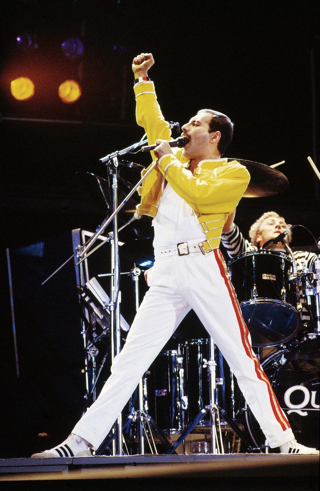 Freddie Mercury v roku 1985 na koncerte Live Aid vo Wembley.