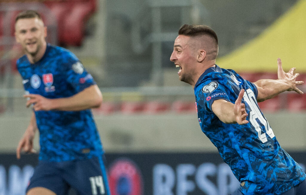 Na snímke slovenský futbalista Róbert Mak sa teši po strelení gólu na 2:1, vľavo strelec úuvodného gólu Milan Škriniar v kvalifikačnom zápase H-skupiny MS2022 Slovensko - Rusko v Trnave v utorok 30. marca 2021.