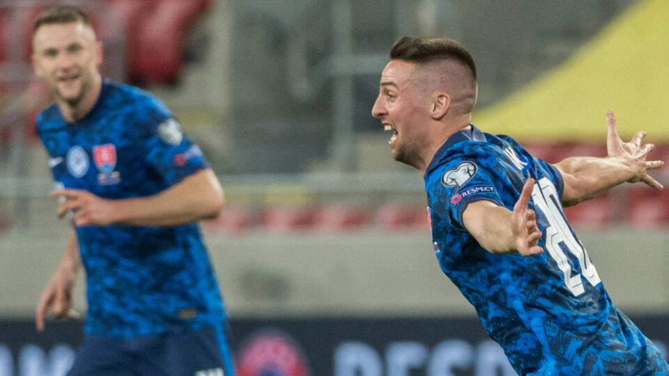 Realita však bola úplne iná. Po dvoch nečakaných remízach s Cyprusom a Maltou sa naši futbalisti zomkli a ukázali veľkú morálnu silu. S Ruskom predviedli výborný výkon a zvíťazili 2:1.