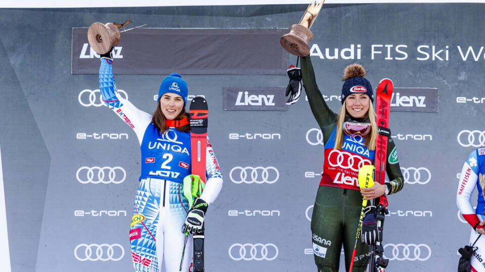 Na snímke Petra Vlhová, Mikaela Shiffrin a Michelle Gisin v cieli slalomu svetového pohára v rakúskom Lienzi.