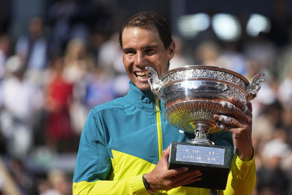 JB 84 Paríž - Španielsky tenista Rafael Nadal hryzie trofej po jeho výhre nad Nórom Casperom Ruudom vo finále mužskej dvojhry na grandslamovom turnaji Roland Garros v Paríži 5. júna 2022. FOTO TASR/AP
Spain's Rafael Nadal bites the trophy after winning the final match against Norway's Casper Ruud in three sets, 6-3, 6-3, 6-0, at the French Open tennis tournament in Roland Garros stadium in Paris, France, Sunday, June 5, 2022. (AP Photo/Michel Euler)