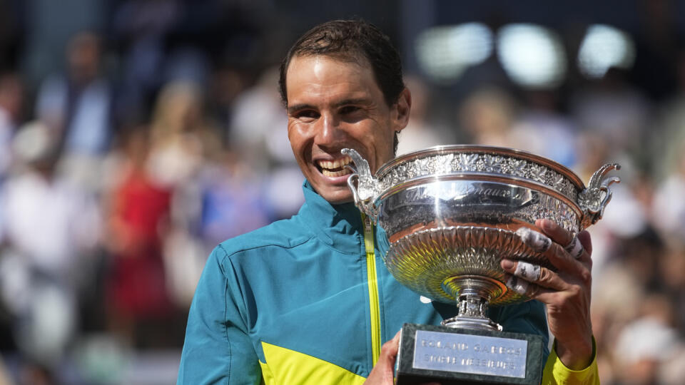 Španielsky tenista Rafael Nadal vyhral v jednej sezóne Australian Open i Roland Garros. S 22 grandslamovými titulmi sa na čele historických tabuliek odpútal od Srba Novaka Djokoviča a Švajčiara Rogera Federera, ktorí majú na konte 20 trofejí.