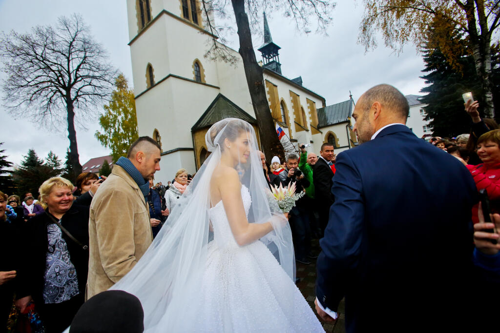 Na snimke nevesta Katarina Smolkova prichadza do kostola v Dolnom Kubine.