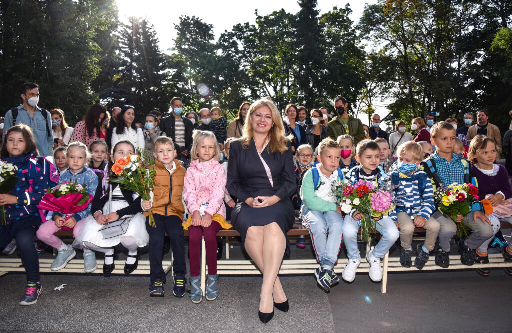 Na snímke uprostred prezidentka SR Zuzana Čaputová spolu so žiakmi počas otvorenia nového školského roka na Základnej škole Dubová 2. septembra 2021 v Bratislave. FOTO TASR - Pavol Zachar