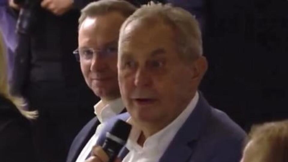 Zeman nespoznal Dudu, ktorý sedel vedľa neho.