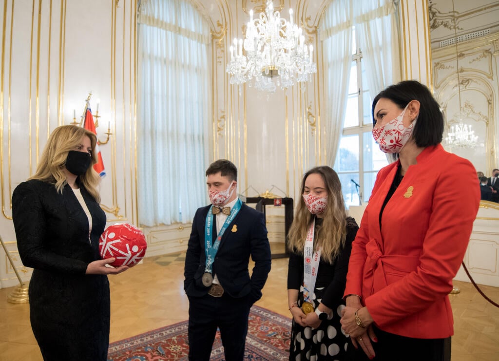 Prezidentka SR Zuzana Čaputová (vľavo) prijala športovcov Špeciálnych olympiád Slovensko pri príležitosti Medzinárodného dňa osôb so zdravotným postihnutím v Prezidentskom paláci 3. decembra 2020 v Bratislave. FOTO TASR - Martin Baumann