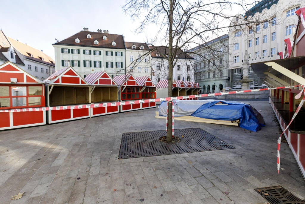 Na snímke príprava stánkov vianočných trhov na Hlavnom námestí v Bratislave 9. novembra 2021. Trhy však napokon zrušili. FOTO TASR - Dano Veselský