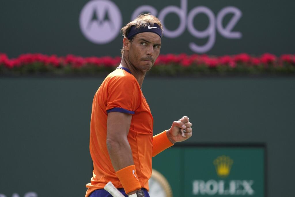 Na archívnej snímke z 19. marca 2022 španielsky tenista Rafael Nadal sa teší po zisku hry počas semifinálového zápasu mužskej dvojhtry proti svojmu krajanovi Carlosovi Alcarazovi na turnaji ATP v kalifornskom Indian Wells. Nadal potvrdil účasť na budúcotýždňovom antukovom turnaji ATP v Madride. Rekordný 21-násobný grandslamový šampión sa pred vyše týždňom vrátil do tréningu po mesačnej absencii zapríčinenej problémami s rebrom.