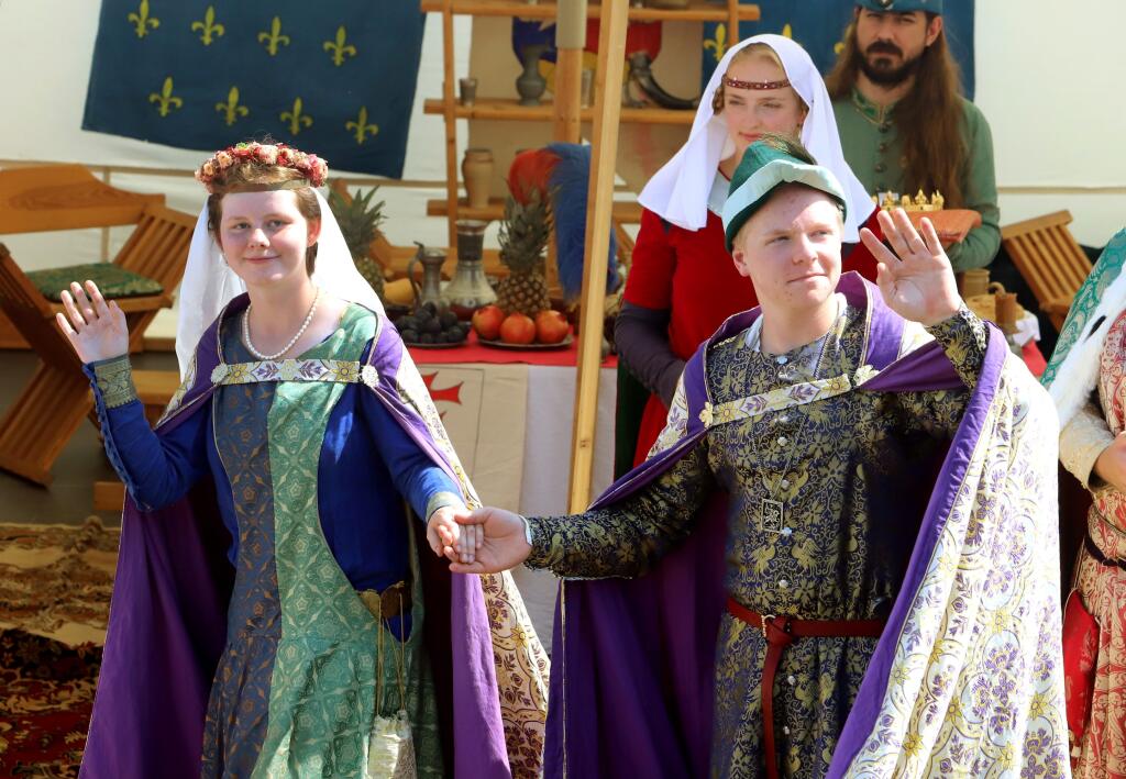 Pustý hrad nad Zvolenom zažil stredovekú kráľovskú svadbu s kráľovským sprievodom. Vydávala sa Konštancia, dcéra uhorského kráľa Belu IV. Podujatie oživil historický stanový tábor, ukážky dobového života, dobýjanie hradných múrov, šermiarske súboje, lukostrelecký tábor, sokoliari, remeselníci dobová hudba. Podujatie je pripomienkou kráľovskej svadby, ktorá sa na tomto mieste skutočne odohrala. Na snímke kráľovská svadba na Pustom hrade nad Zvolenom v sobotu 27. augusta 2022. FOTO TASR - Ján Kroš