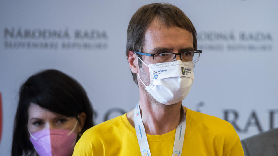 Riaditeľ odboru zdravotníctva na Úrade Bratislavského samosprávneho kraja Tomáš Szalay počas tlačovej konferencie strany SaS na tému Očkovaní by mali byť úplne bez obmedzení