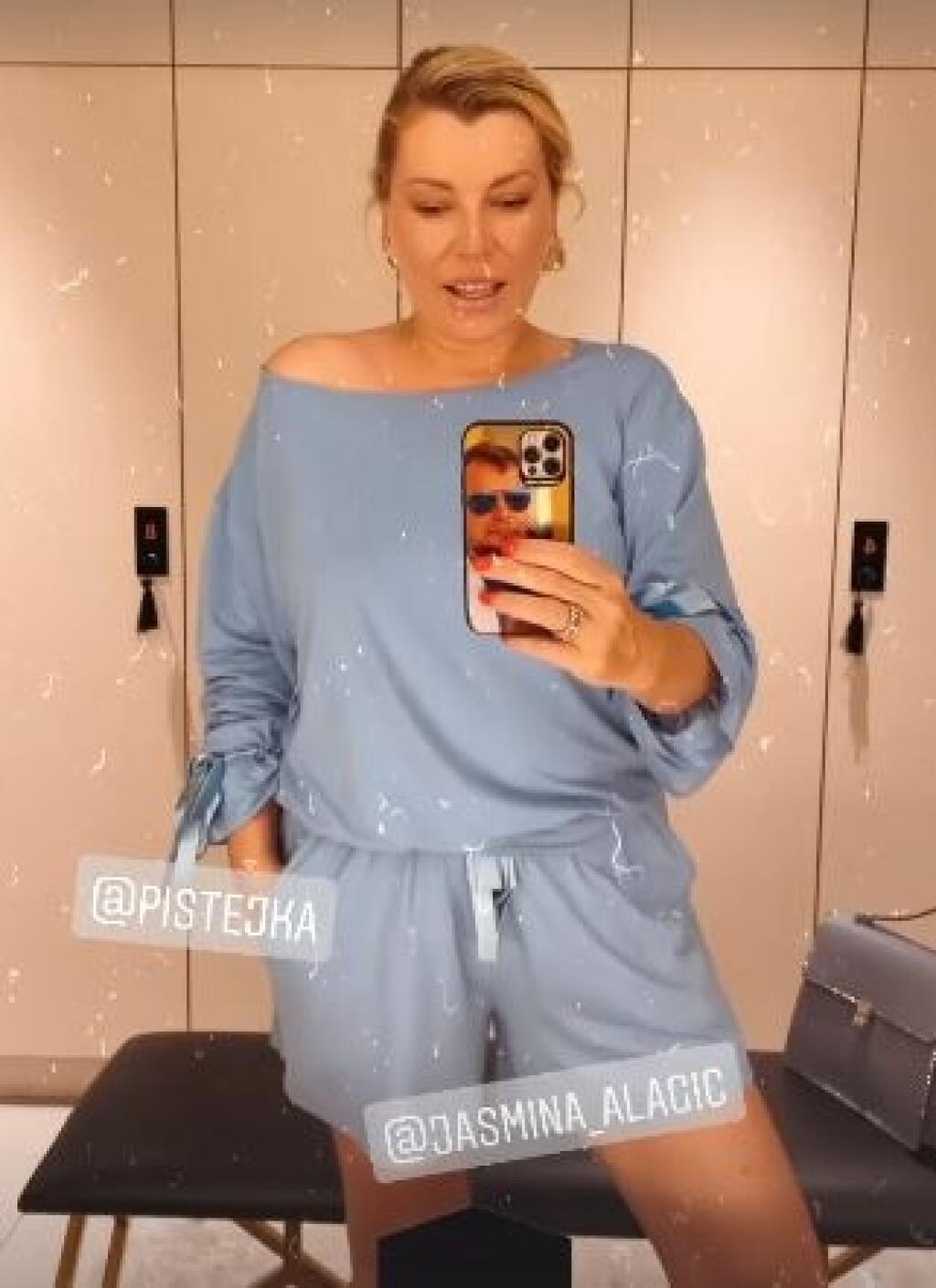 Gabika má na kryte fotku Karola Rumana.