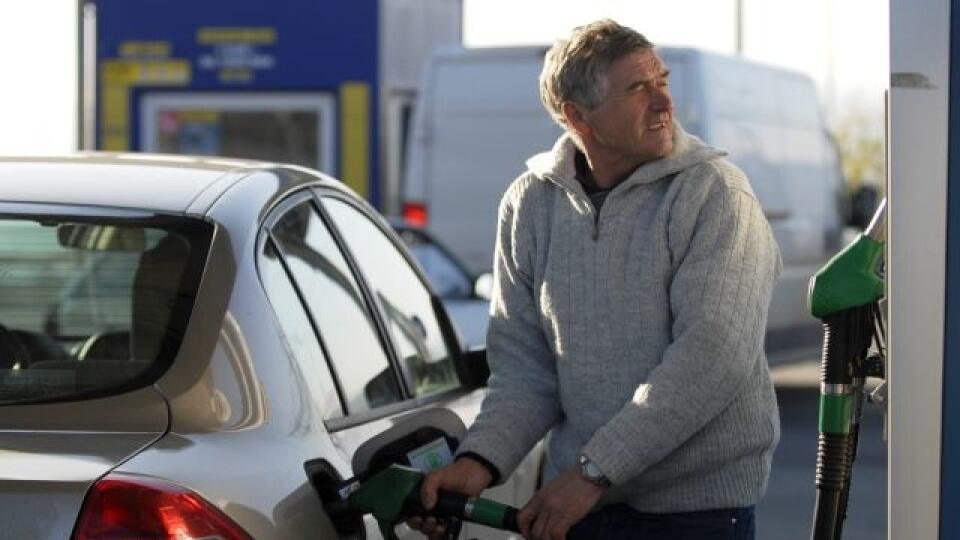 Tankovanie benzínu na èerpacej stanici pri reazci METRO na košickom sídlisku ahanovce 9. decembra 2008. FOTO - TASR - Milan Kapusta *** Local Caption *** èerpacie stanice doprava automobilisti vodièi cena benzínu èerpacia stanica benzín pokles pohonné hmoty motoristi finanèná celosvetová kríza