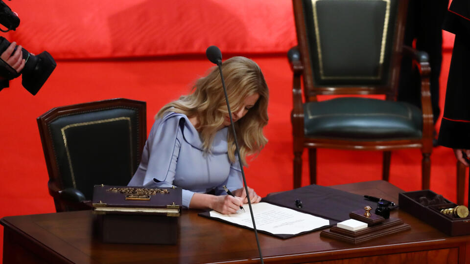 Na snímke slávnostná schôdza NRSR v Redute, kde Zuzana Čaputová zložila sľub do rúk predsedu Ústavného súdu SR Ivanovi Fiačanovi.