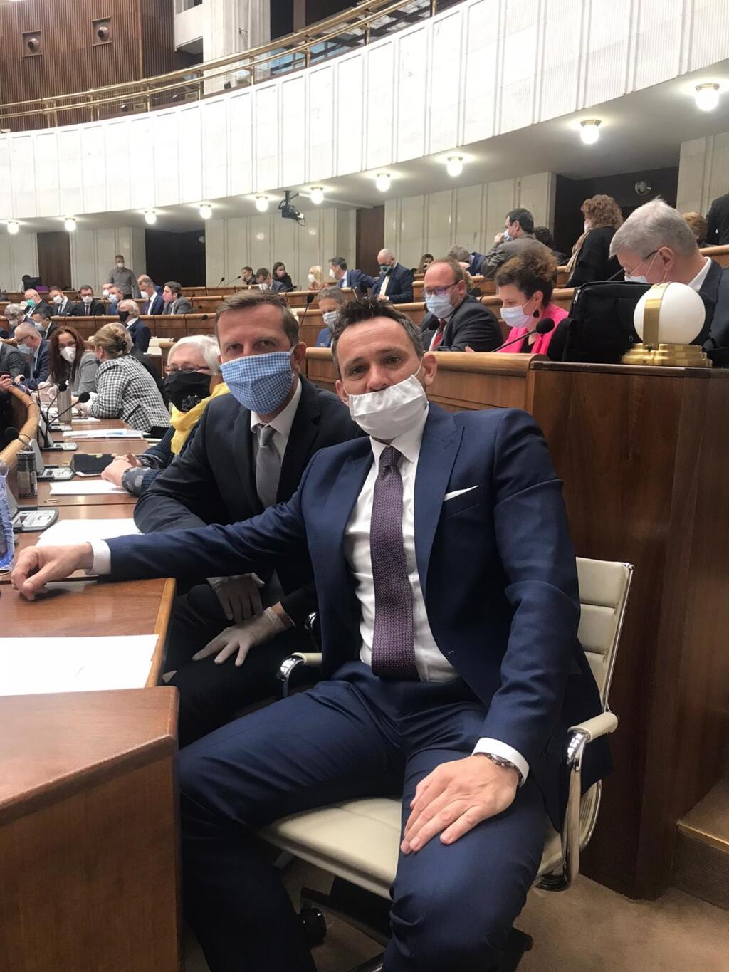Krošlák sa prakticky celý život venoval tenisu, no po voľbách zasadol do parlamentnej lavice.