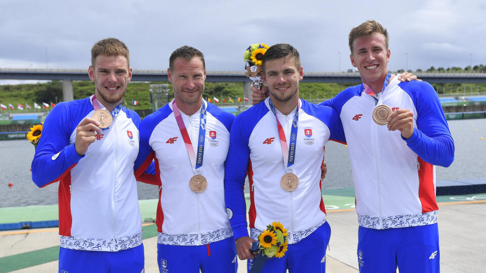 Na snímke slovenská posádka rýchlostných kanoistov K4 v zložení zľava Adam Botek, Erik Vlček, Denis Myšák a Samuel Baláž sa teší zo zisku bronzovej medaily na 500 metrov počas XXXII. letných olympijských hier v Tokiu, 7. augusta 2021. FOTO TASR - Michal Svítok