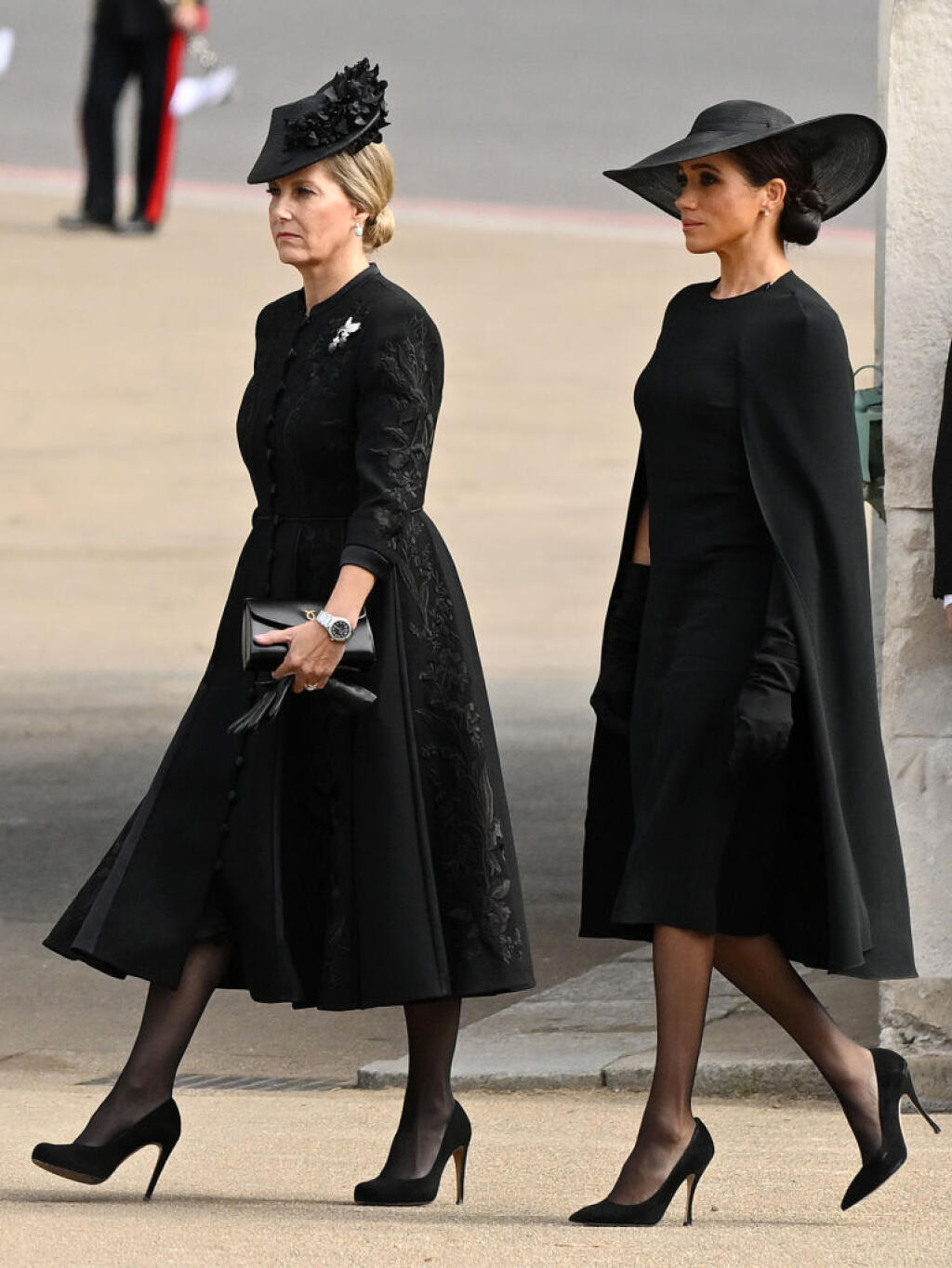 Vojvodkyňa zo Sussexu Meghan sa rozhodla uctiť si Alžbetu II. perlovými náušnicami, ktoré dostala od samotnej kráľovnej.