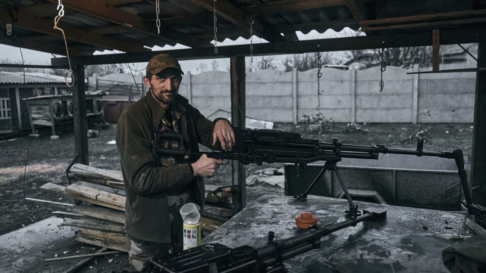 WA 40 Lyman - Ukrajinský vojak stojí pri samopale v meste Lyman v Doneckej oblasti na východe Ukrajiny v pondelok 21. novembra 2022. FOTO TASR/AP
A Ukrainian soldier stands near a machine gun near Liman, Donetsk region, Ukraine, Monday, Nov. 21, 2022. (AP Photo/LIBKOS)