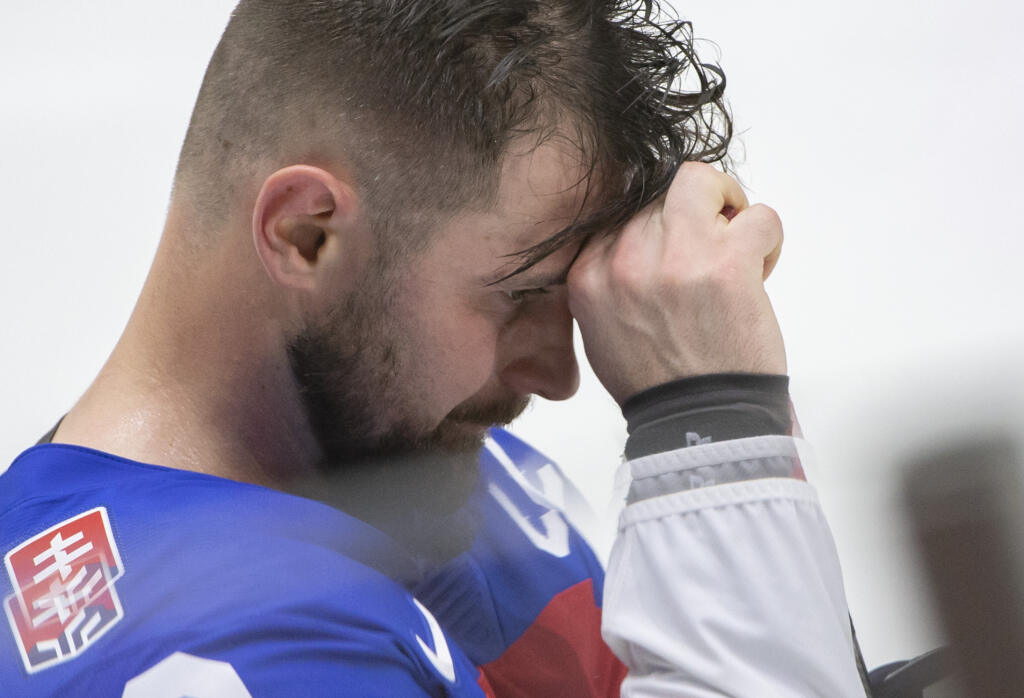 Na snímke smutný kapitán slovenských hokejistov Tomáš Tatar po prehre 3:5 vo štvrtom zápase slovenskej hokejovej reprezentácie v základnej A - skupine Švajčiarsko - Slovensko na 85. majstrovstvách sveta v ľadovom hokeji v Helsinkách.