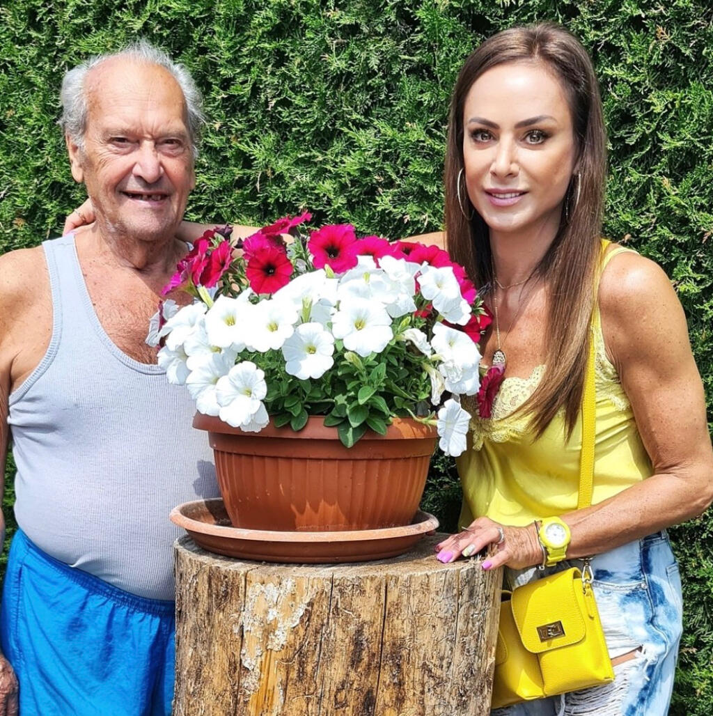 Zora Czoborová
„Happy #fathersday všetkým taťuldom. Ten môj bol vždy NAJ. Som vďačná, že je v 88 rokoch stále fyzicky zdravý a britký v mysli,“ pochválila sa mužom svojho života úspešná fitneska.