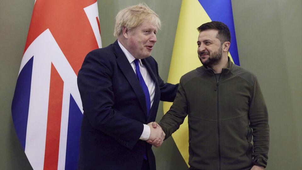 WA 75 Kyjev - Britský premiér Boris Johnson (vľavo) a ukrajinský prezident Volodymyr Zelenskyj si podávajú ruky počas stretnutia v Kyjeve v sobotu 9. apríla 2022. FOTO TASR/AP
In this image provided by the Ukrainian Presidential Press Office, Ukrainian President Volodymyr Zelenskyy, right, and Britain's Prime Minister Boris Johnson shake hands during their meeting in Kyiv, Ukraine, Saturday, April 9, 2022. Boris Johnson has traveled to Ukraine to meet with President Volodymyr Zelenskyy in s