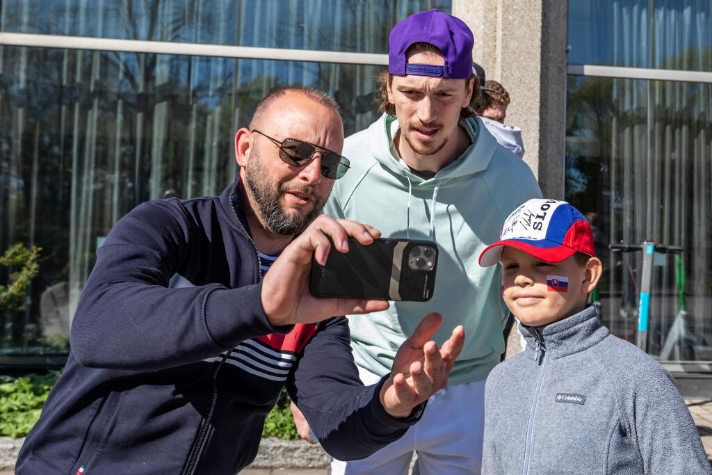 Na snímke je kanadský reprezentant v hokeji Thomas Chabot ako sa fotí s fanúšikmi na 85. hokejových MS 2020 v Helsinkách.
