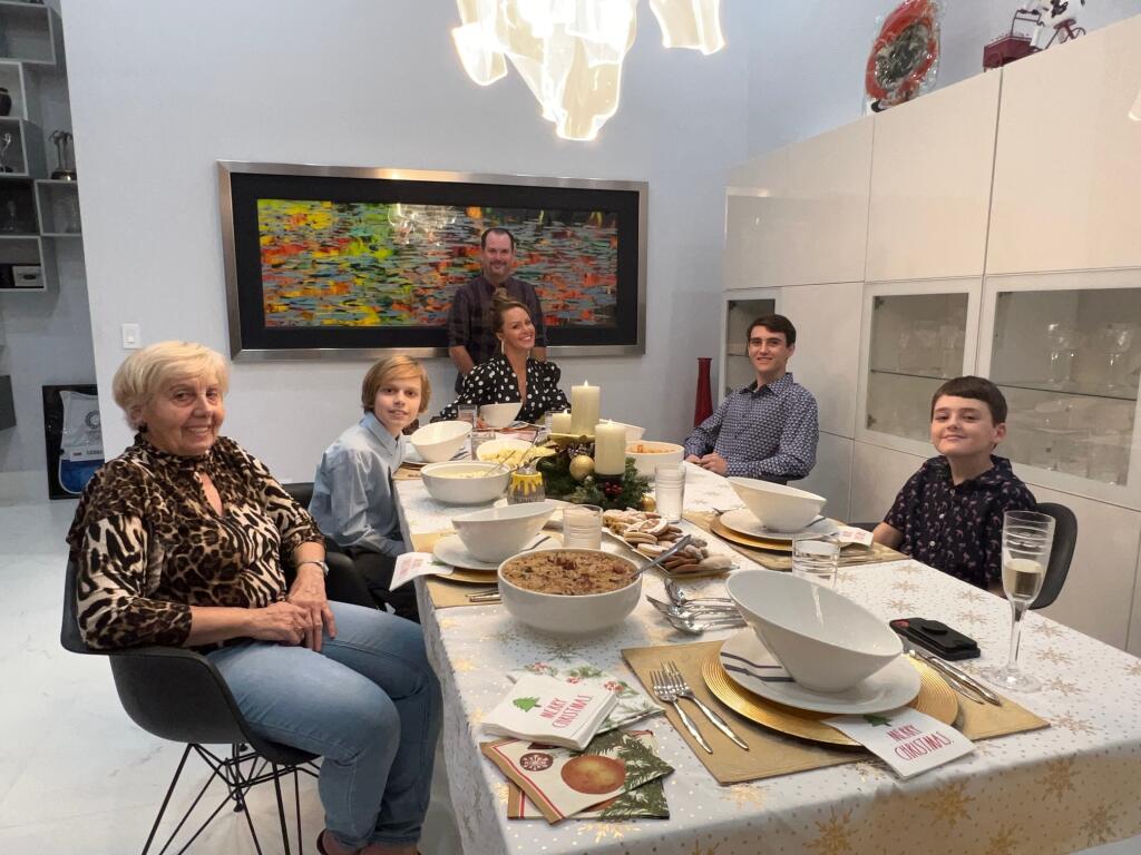 Zľava Martinina mama Darina a syn Šimon, Martina a Rory Sabbatiniovci a Roryho synovia Harley a Bodhi.