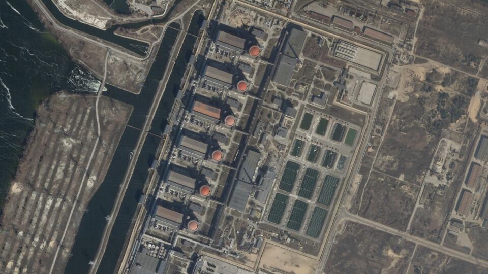 KK24 Enerhodar - Na satelitnej snímke areál Záporožskej jadrovej elektrárne v ukrajinskom meste Enerhodar v utorok 15. marca 2022. FOTO TASR/AP
In this satellite picture provided by Planet Labs PBC, the Zaporizhzhia nuclear power plant is seen in Enerhodar, Ukraine, Tuesday, March 15, 2022. Russian forces has engaged in a firefight to seize the facility. Zaporizhzhia is Europe’s largest nuclear power plant and the fighting raised fears about safety there. (Planet Labs PBC via AP)