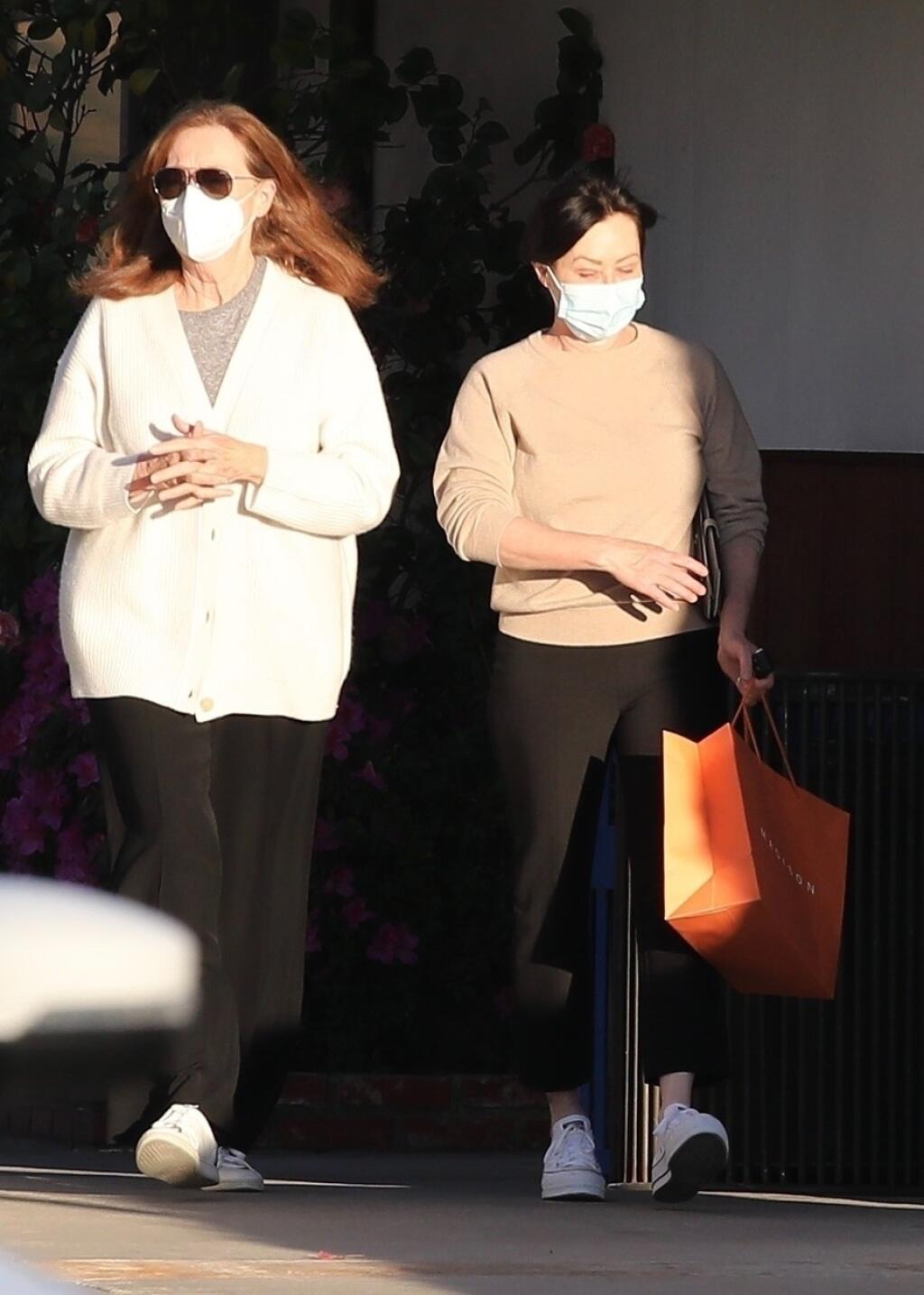 Na nákupy po boku svoje maminky vyrazila v Malibu herečka Shannen Doherty, ktorá bojuje s rakovinou prsníka v poslednom štádiu.
