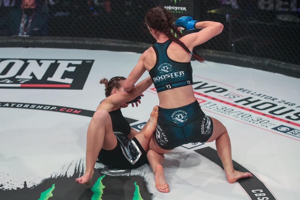 Chochlíková má bohaté skúsenosti z kickboxu či thajského boxu, súperku svojím presným a tvrdým kopom posadila na zadok.