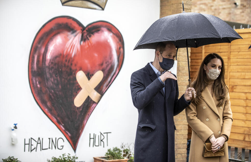 WA 8 Londýn - Britský princ William a jeho manželka Kate, vojvodkyňa z Cambridgu, počas návštevy stanice zdravotnej záchrannej služby v Londýne vo štvrtok 18. marca 2021. FOTO TASR/AP
Britain's Prince William and Kate, Duchess of Cambridge visit Newham ambulance station in East London, Thursday March 18, 2021. (Richard Pohle/Pool via AP)