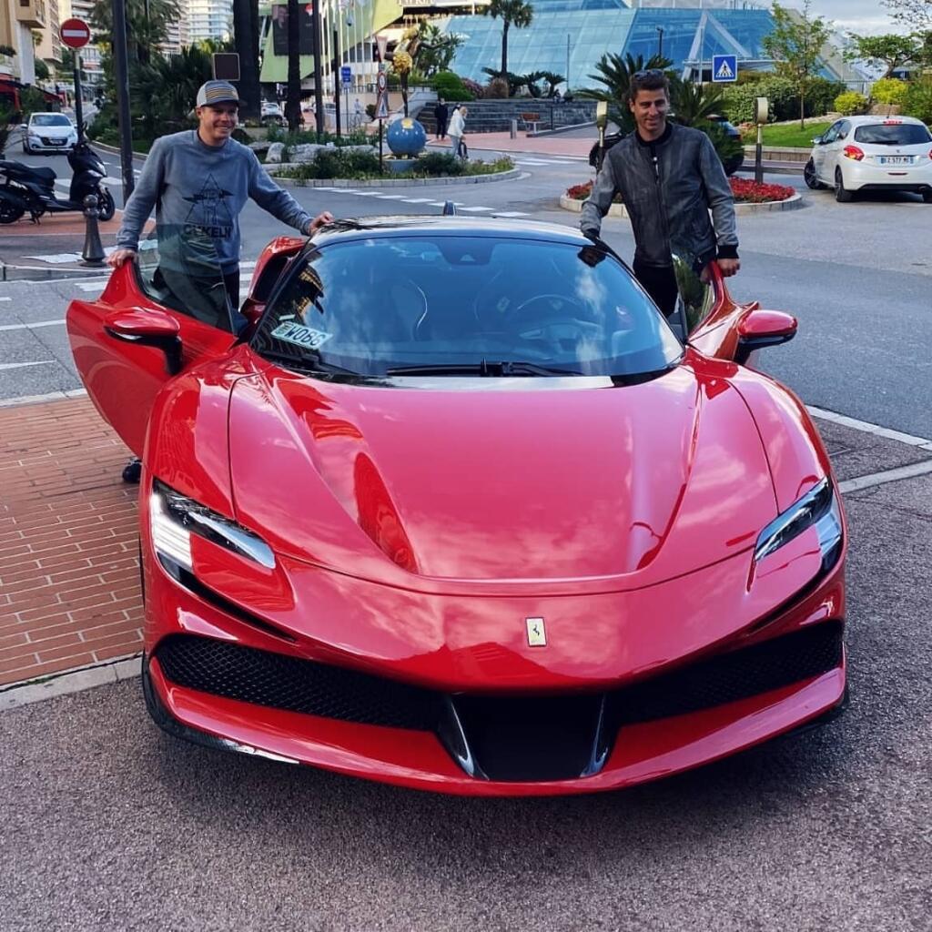 Peter Sagan a jeho brat Juraj si užili jazdu v luxusnom Ferrari. Zatiaľ nie je jasné, či auto patrí jednému z nich.