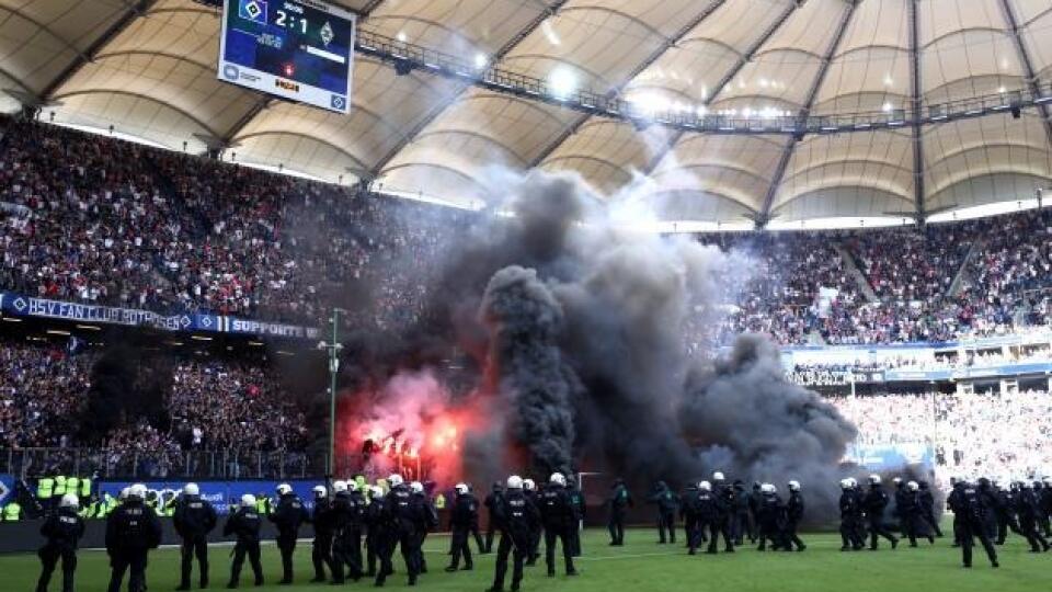 Prelomová novinka sa udiala počas zápasu druhej nemeckej Bundesligy v zápase Hamburger SV proti Karlsruhe. Domáci priaznivci použili svetelnú šou, no tentoraz sa to zaobišlo bez sankcií.