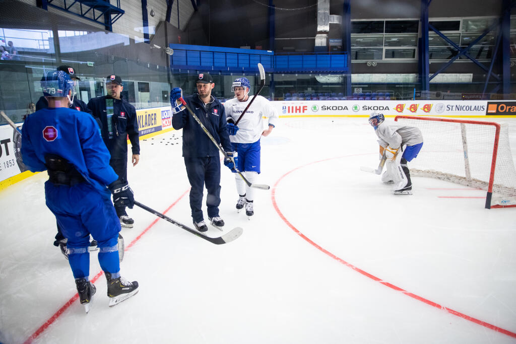 Na snímke Ján Lašák, Dávid Bondra a Denis Godla počas tréningu slovenskej hokejovej reprezentácie pred zápasom A skupiny Majstrovstiev sveta v ľadovom hokeji proti Kanade.