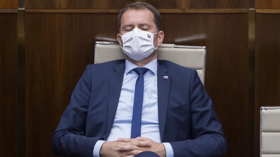 Na snímke predseda vlády SR Igor Matovič (OĽaNO) na mimoriadnej schôdzi parlamentu, na ktorej čelí po prvý raz od nástupu do funkcie odvolávaniu vo štvrtok 23. júla 2020 v Bratislave. Návrh vyslovenie nedôvery predložili opoziční poslanci Juraj Blanár (Smer-SD) a Richard Raši (nezaradený) po medializácii podozrení, že Matovičova diplomová práca je plagiát. FOTO TASR - Martin Baumann
