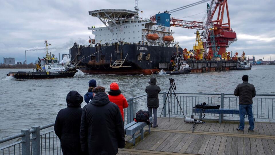 Na archívnej snímke ruské plavidlo Fortuna poverené dokončením sporného plynovodu Severný prúd 2 (Nord Stream 2) v nemeckom prístave Wismar