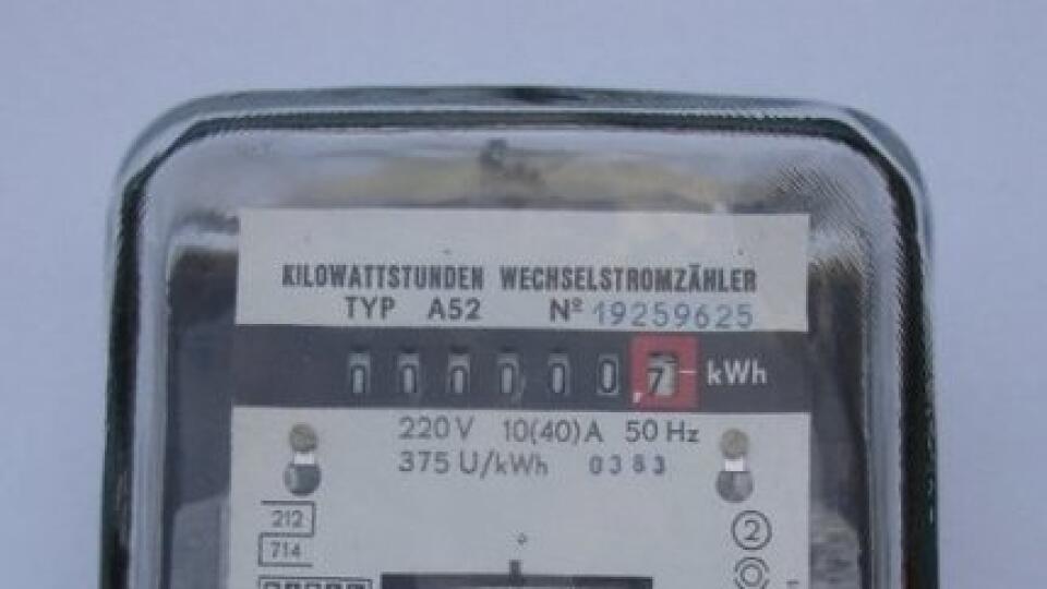 Za pretáčanie elektromerov hrozí piatim mužom niekoľko rokov v base.