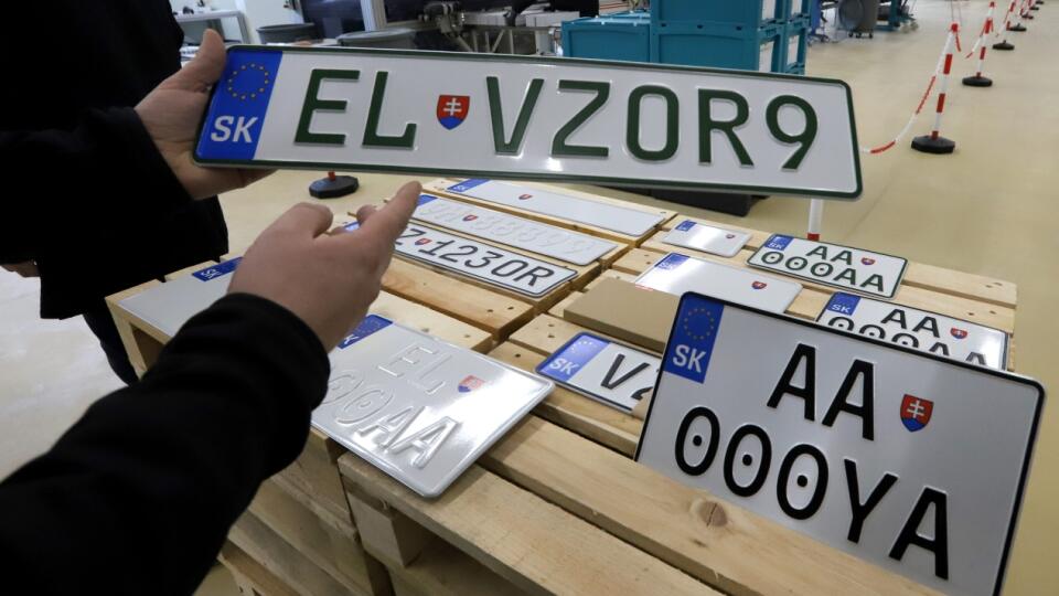 Na snímke výroba nových EČV (evidenčných čísiel vozidiel) v automobilových opravovniach MV SR v Banskej Bystrici 2. februára 2023. Rezort Ministerstva vnútra túto službu zabezpečuje vo svojej réžii a odhaduje úsporu z verejných financií za 4 roky vo výške cca 4,8 milióna eur. FOTO TASR - Ján Krošlák