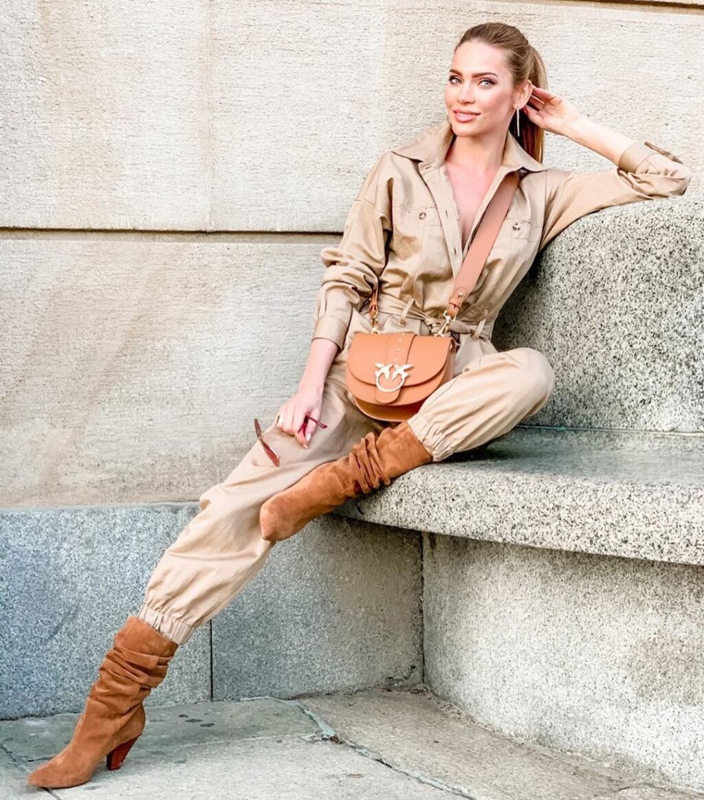 Modelka Adriana Verešová je známa svojimi drahými a značkovými outfitmi. Pri tomto zvolila overal, ktorý doplnila čižmičkami a kabelkou rovnakej farby.