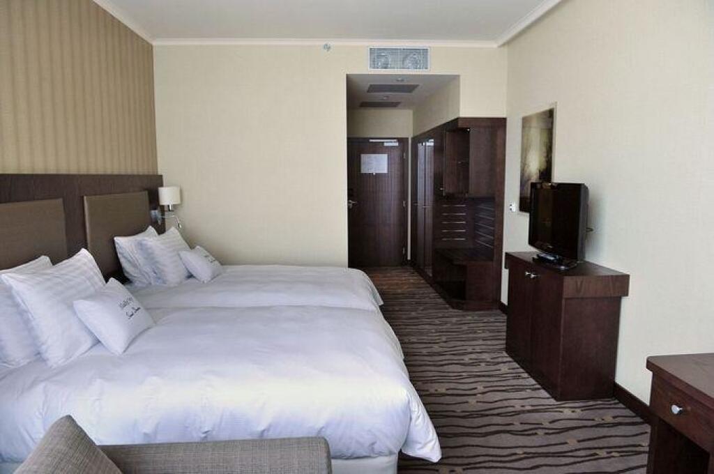 Pozrite si Širokého hotel