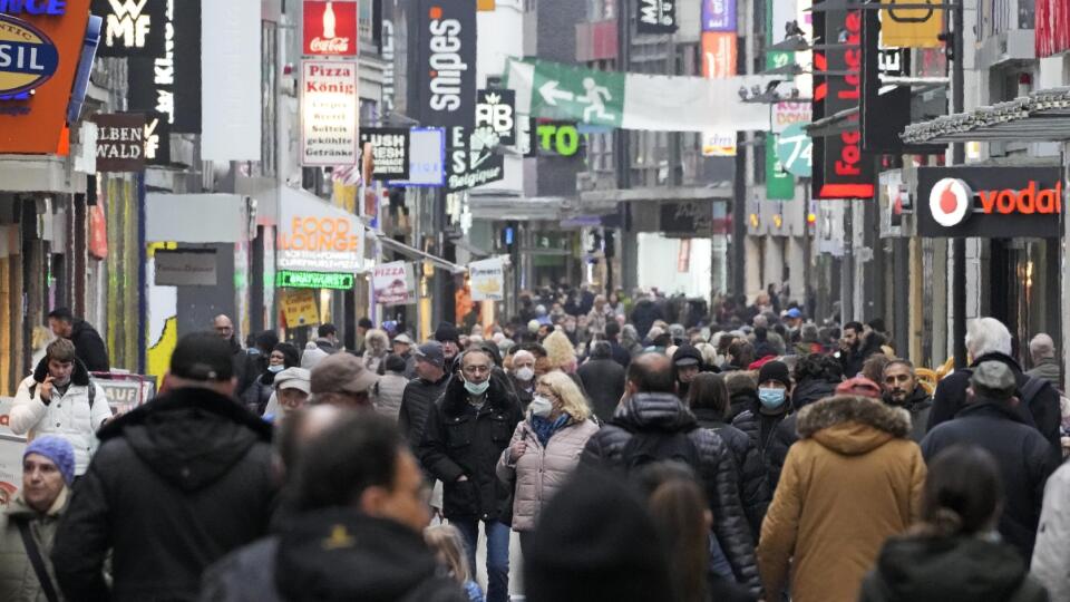 KK35 archív Kolín nad Rýnom - Na archívnej snímke zo 17. novembra 2021 ľudia kráčajú po nákupnej ulici v Kolíne nad Rýnom. Inflácia v eurozóne zaznamenala vo februári výrazné zrýchlenie na nový rekord 5,8 %. FOTO TASR/AP
FILE - People fill up the shopping streets in Cologne, Germany, Wednesday, Nov. 17, 2021. Inflation in Europe hit a record high for the fourth month in a row, raising questions about when the central bank should step in to ease the pain to people's wallets while Russia's invasio