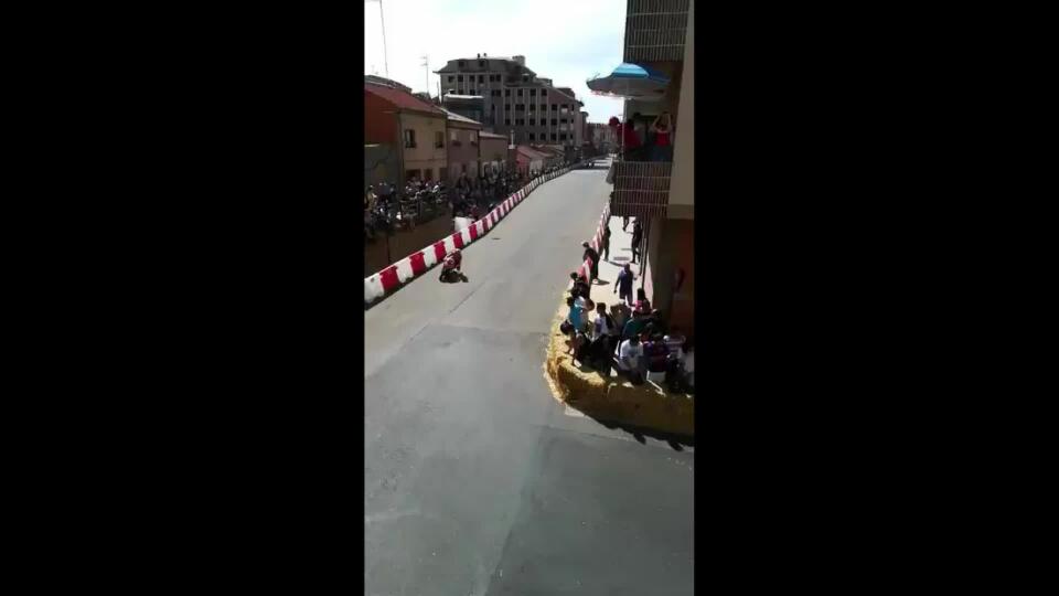 Hororová nehoda! Motocyklista narazil súperovi do hlavy