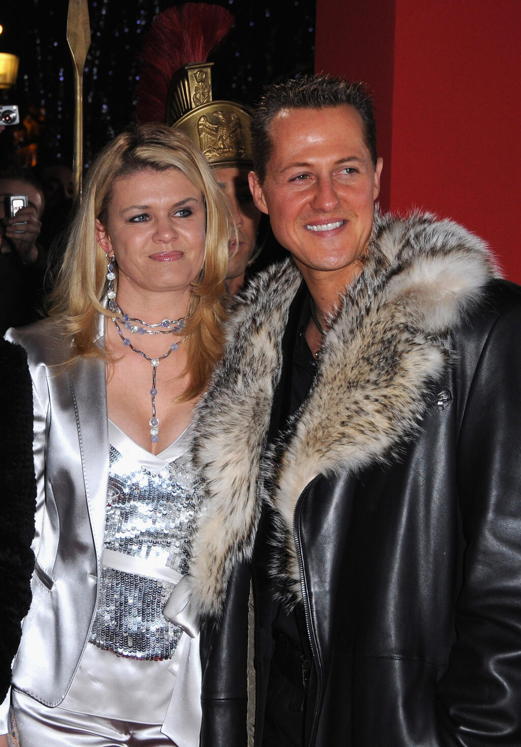 2008 - Schumacherovej pristali aj výstrihy. takto prišiel pár v roku 2008 na premiéru filmu v Paríži.